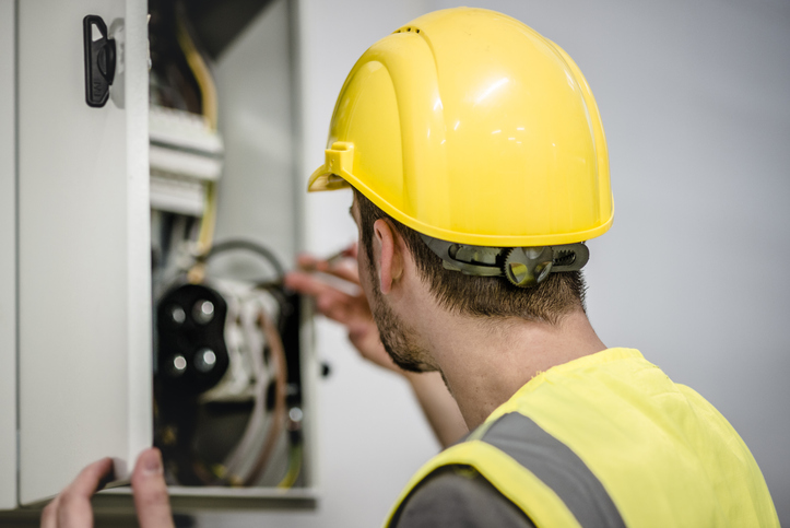 Un technicien Enedis faisant un relevé de compteur électrique