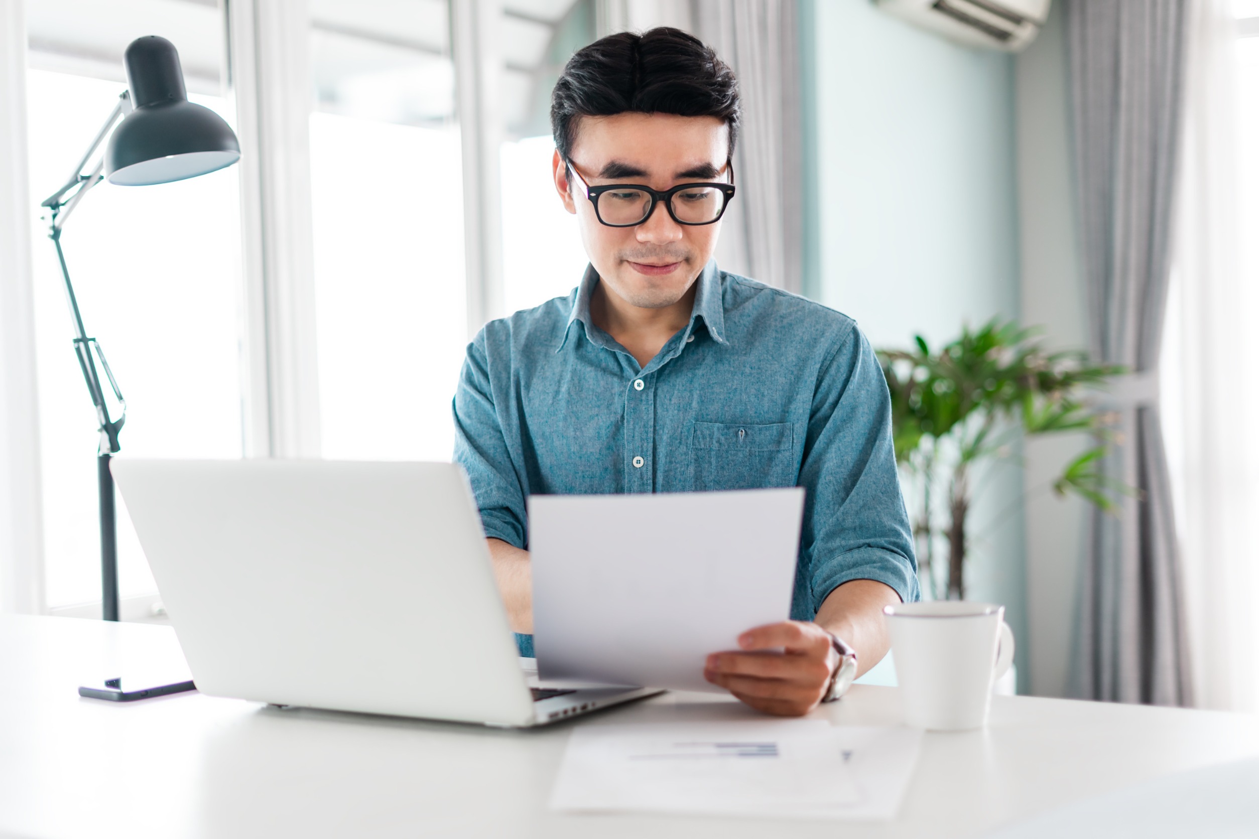 Un homme qui regarde un document