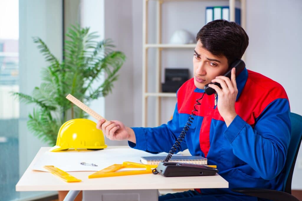 Un technicien au téléphone 