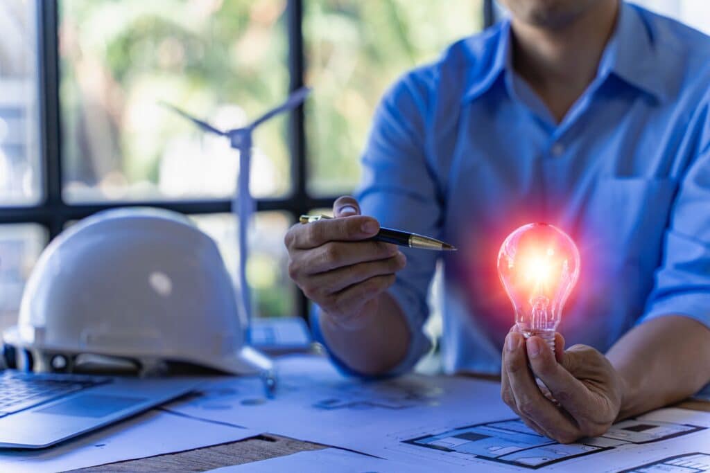 Un expert en électricité travaillant chez un fournisseur historique