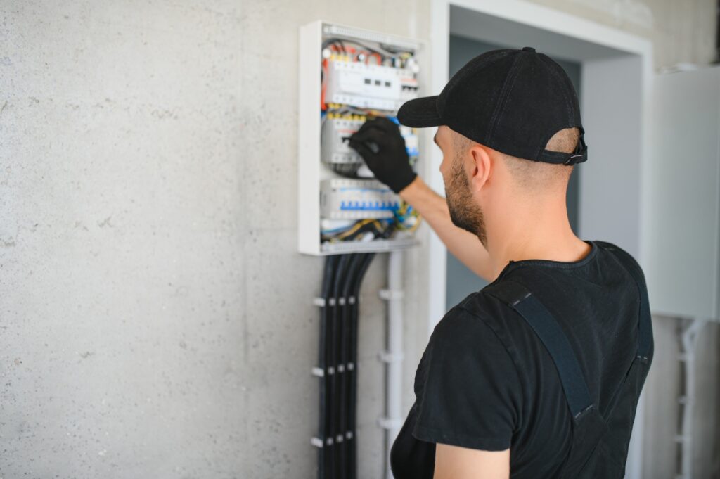 Un électricien en intervention pour la mise en service d'urgence de l'électricité